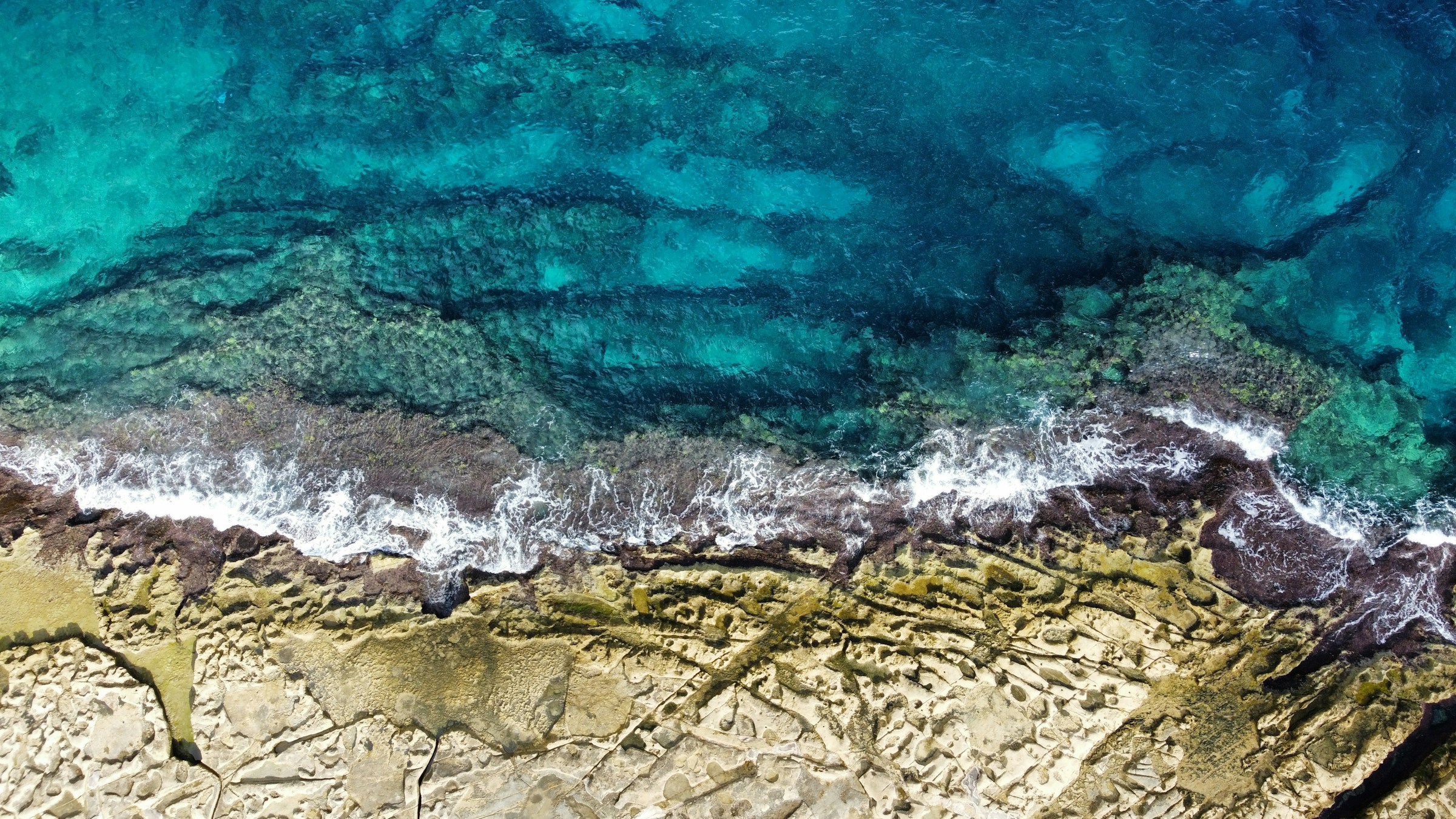 La costa calcarea di Malta e le acque del Mediterraneo viste dall’alto